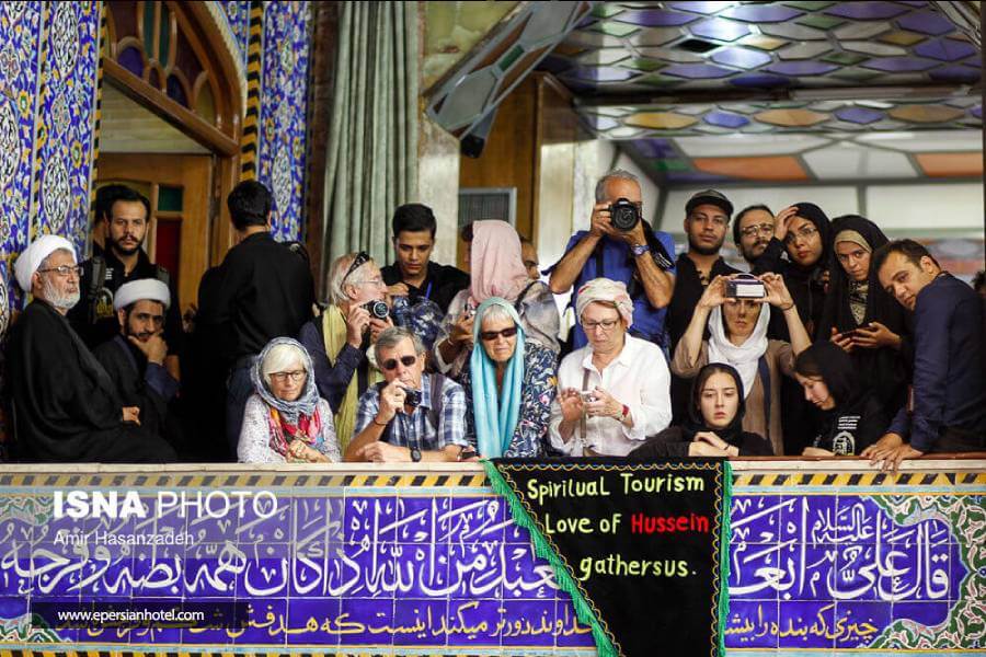 توریست ها در حسینیه یزد حسینیه یزد مکانی جذاب و دیدنی برای توریست ها است.