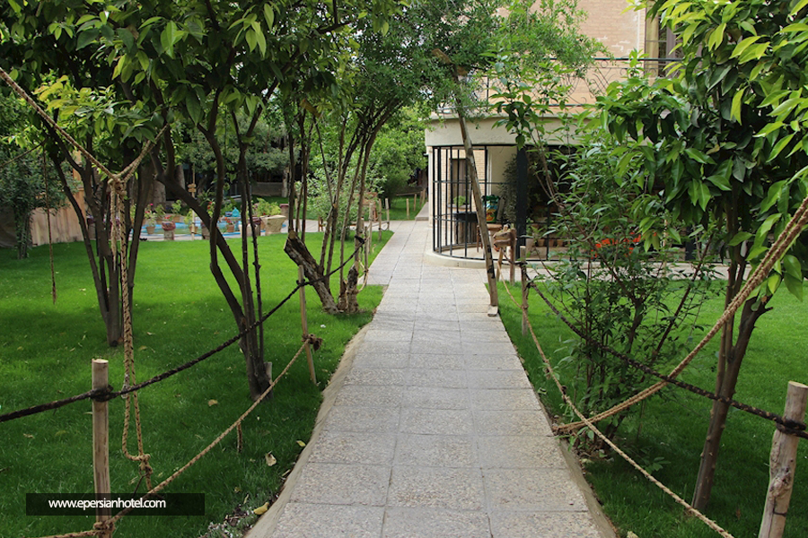 اقامتگاه بومگردی خانه باغ ایرانی شیراز نما