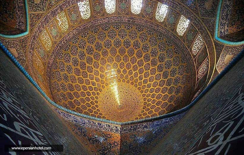 بازی نور و رنگ با گنبد هزار نقش مسجد شیخ‌ لطف‌الله اصفهان