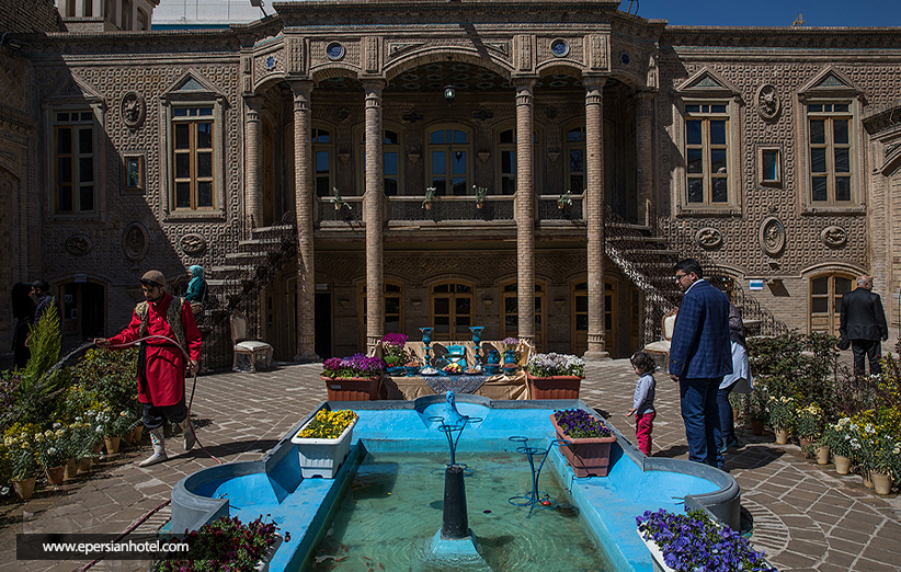 بازدید مسافران نوروزی از خانه تاریخی داروغه مشهد‎