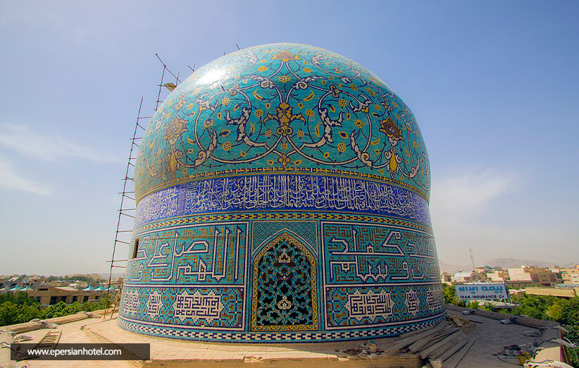 مدرسه چهارباغ در خیابان چهارباغ عباسی اصفهان