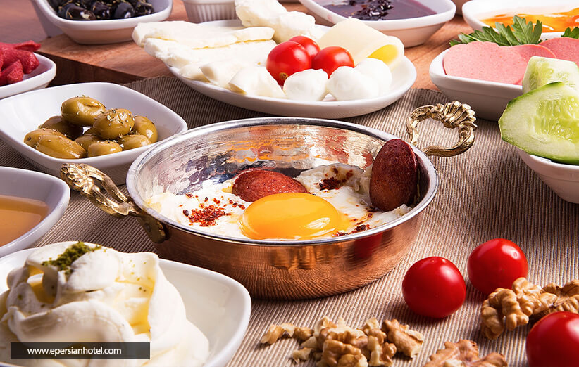 صبحانه متنوع هتل عالی قاپو اصفهان