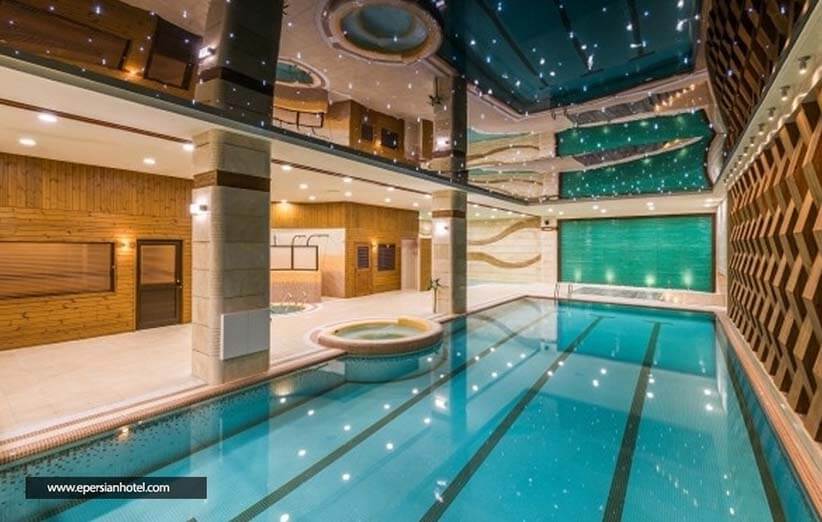 نمایی زیبا از استخر هتل آرمان مشهد