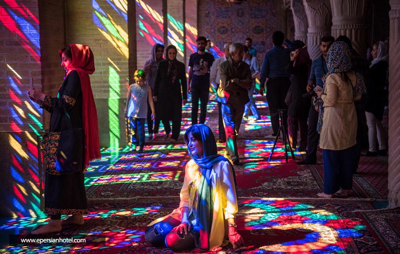 مسجد رنگ های رقصان، هنر و معماری در مسجد نصیر الملک شیراز