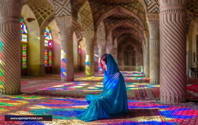 الزام پوشش چادر در مسجد نصیرالملک شیراز‎