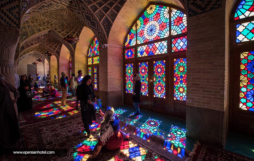 مسجد نصیرالملک “دنیایی به لطافت نور و رنگ