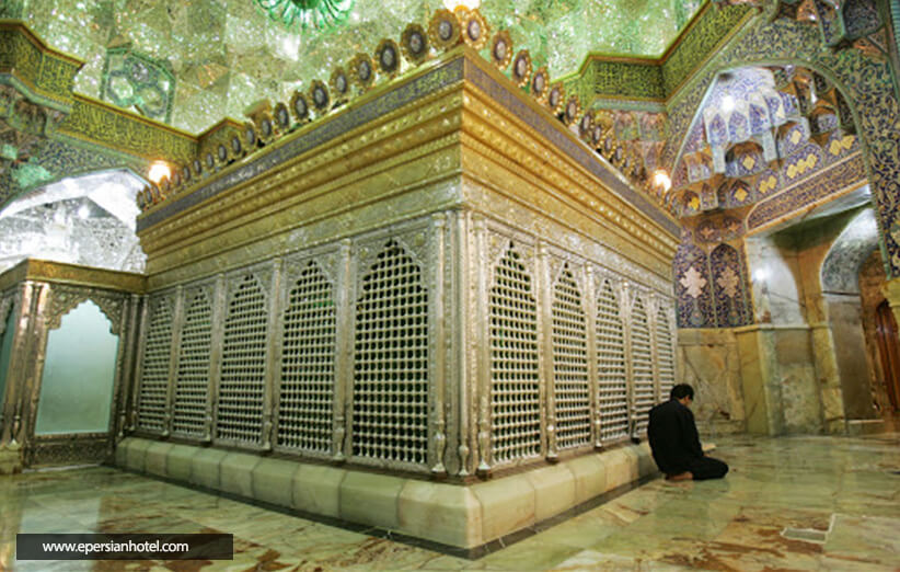 نمای از ضریح حضرت معصومه (س) قم و سقف آینه کاری شده