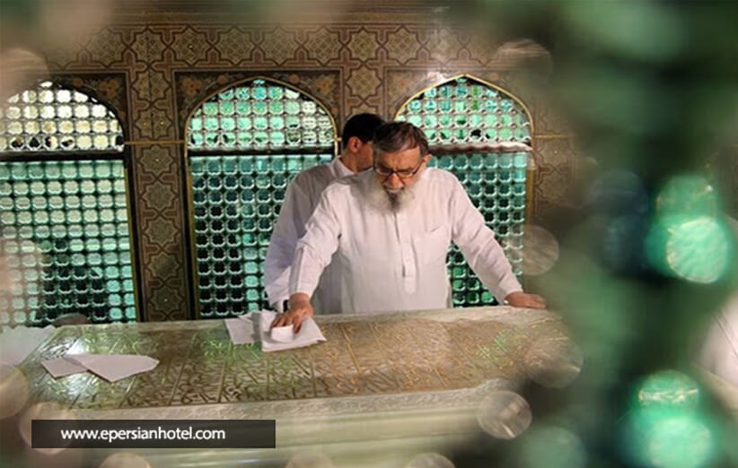 نوشته بر روی سنگ مرقد امام رضا