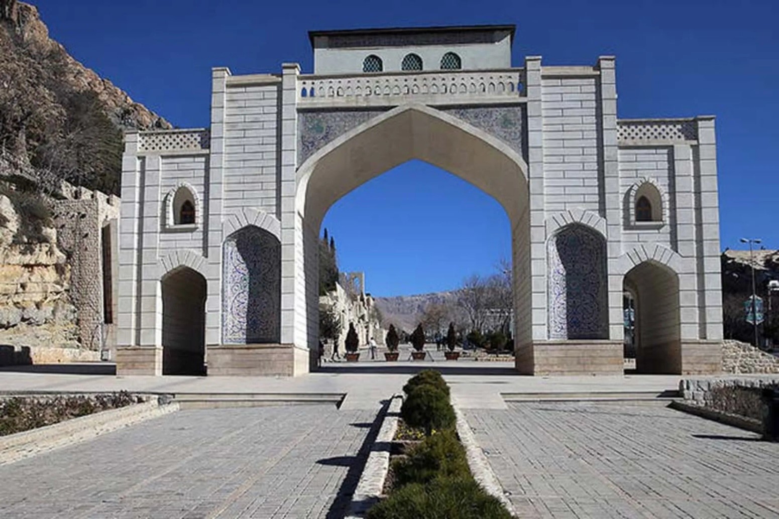 QURAN-GATE-SHIRAS