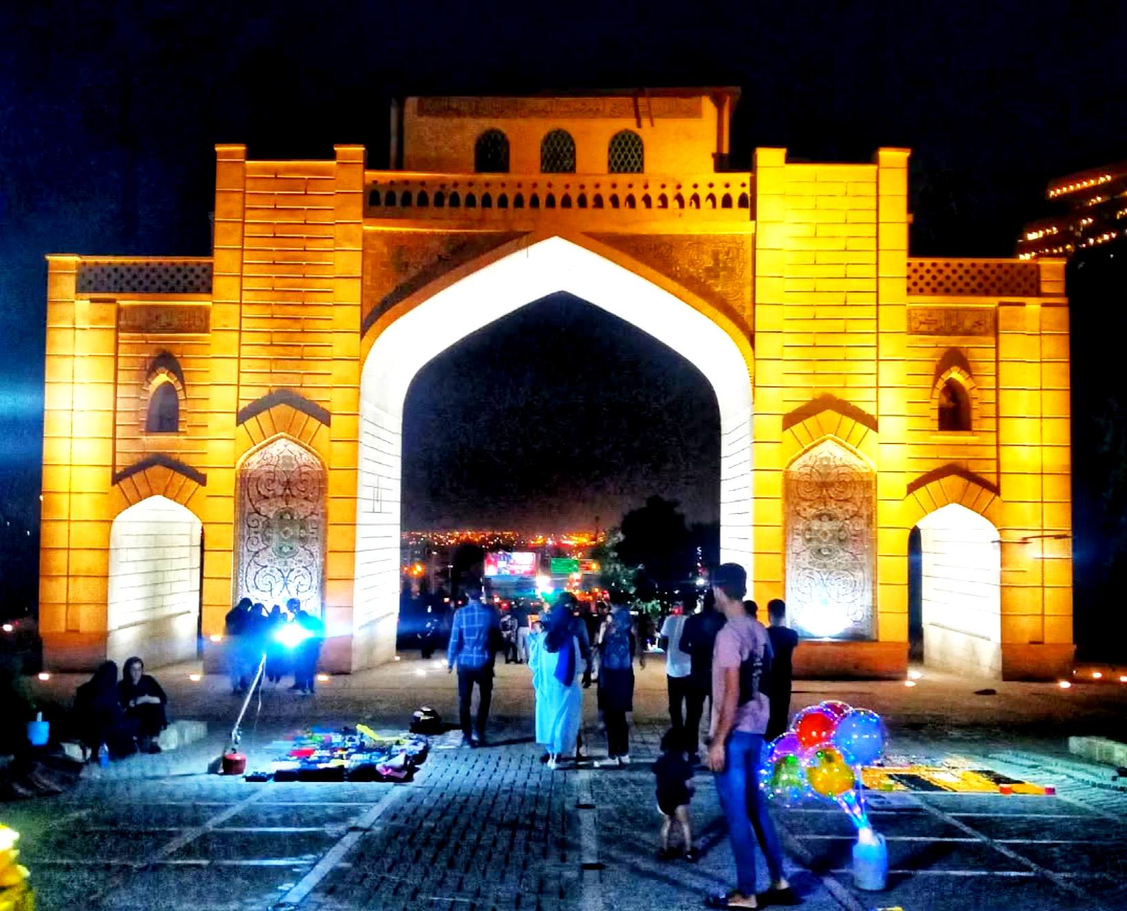نورپردازی-دروازه-قرآن-شیراز-در-شب