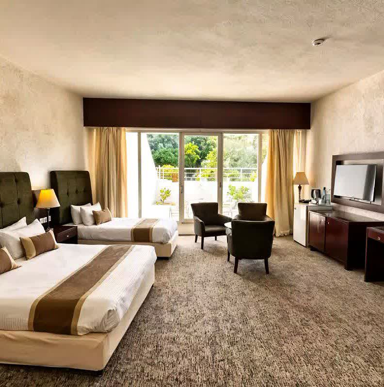 مقایسه هتل های پنج ستاره کیش | کشیدن مو از ماست