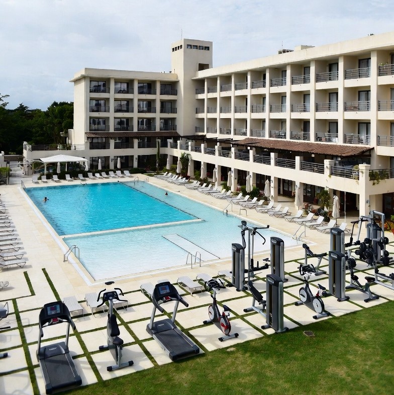 تور مشهد با هتل دارای سالن ورزشی و استخر ۲۴ ساعته لوکس 1404